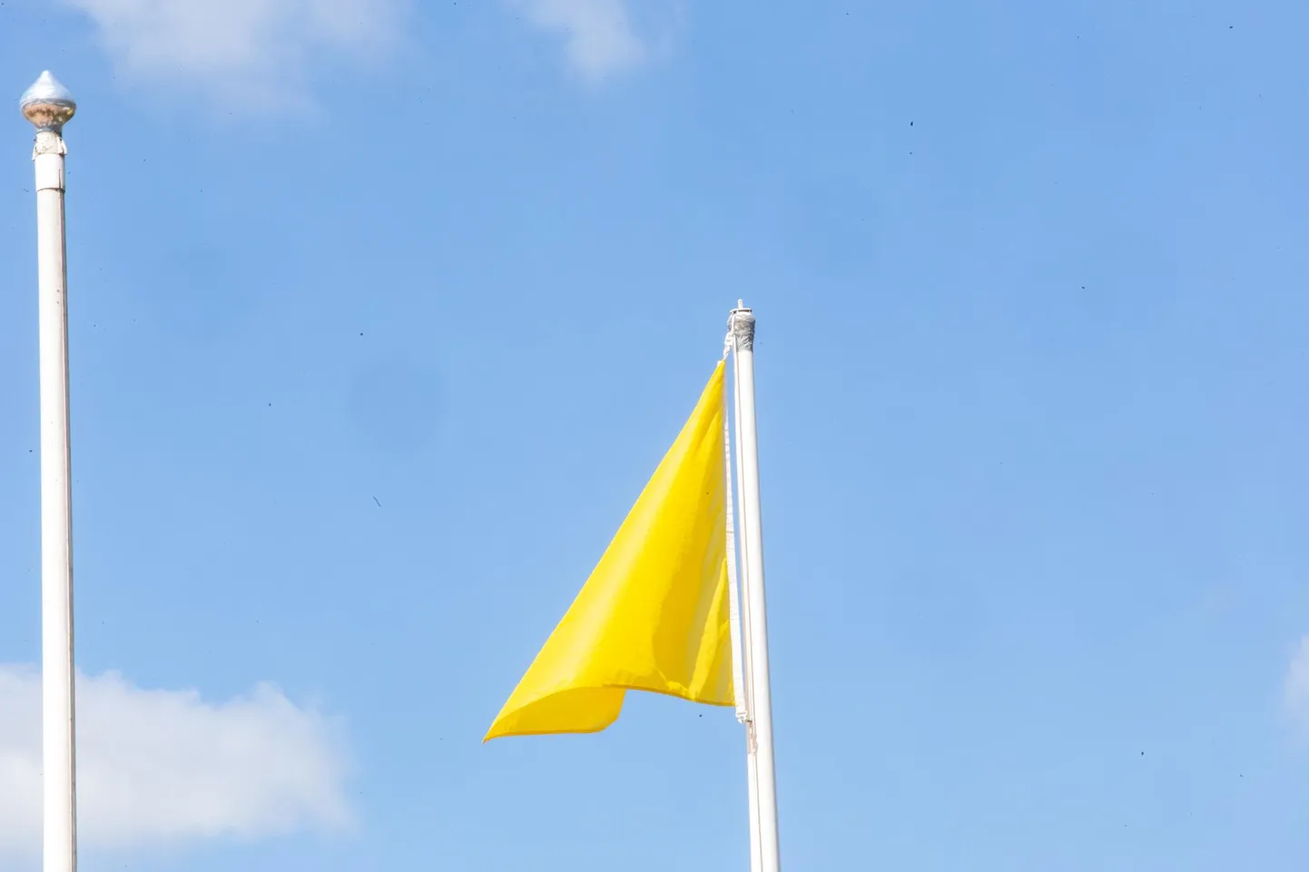 Rannavalve heiskab Pärnu keskrannas rohelise lipu asemel kollase lipu, mis tähendab, et suplejatel tasub ettevaatlik olla.