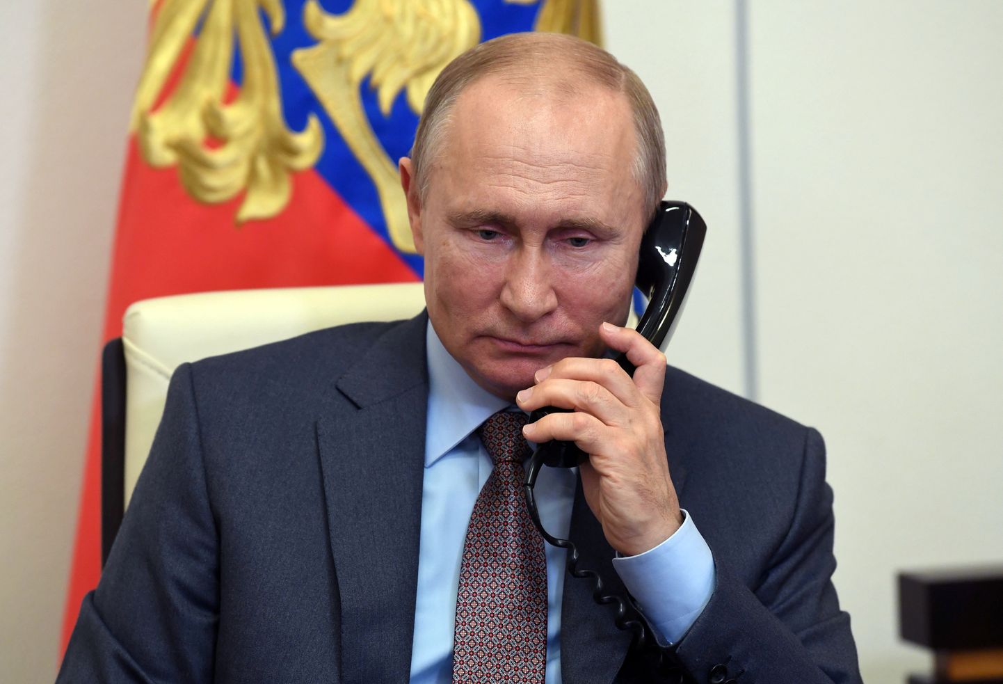 Venemaa president Vladimir Putin rääkimas 2. juunil telefonitsi peaminister Mihhail Mišustiniga