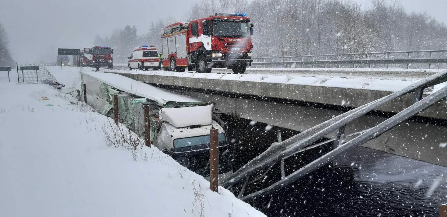 Veok sõitis sillapiirdest läbi ning jäi pidama Põltsamaa jões.
