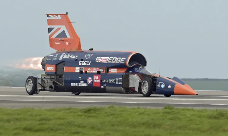 Maailma kiireima maismaasõiduki tiitlit püüdev ülehelikiiruse-auto Bloodhound SSC oktoobris Newquay lennuvälja kiiruskatsel.