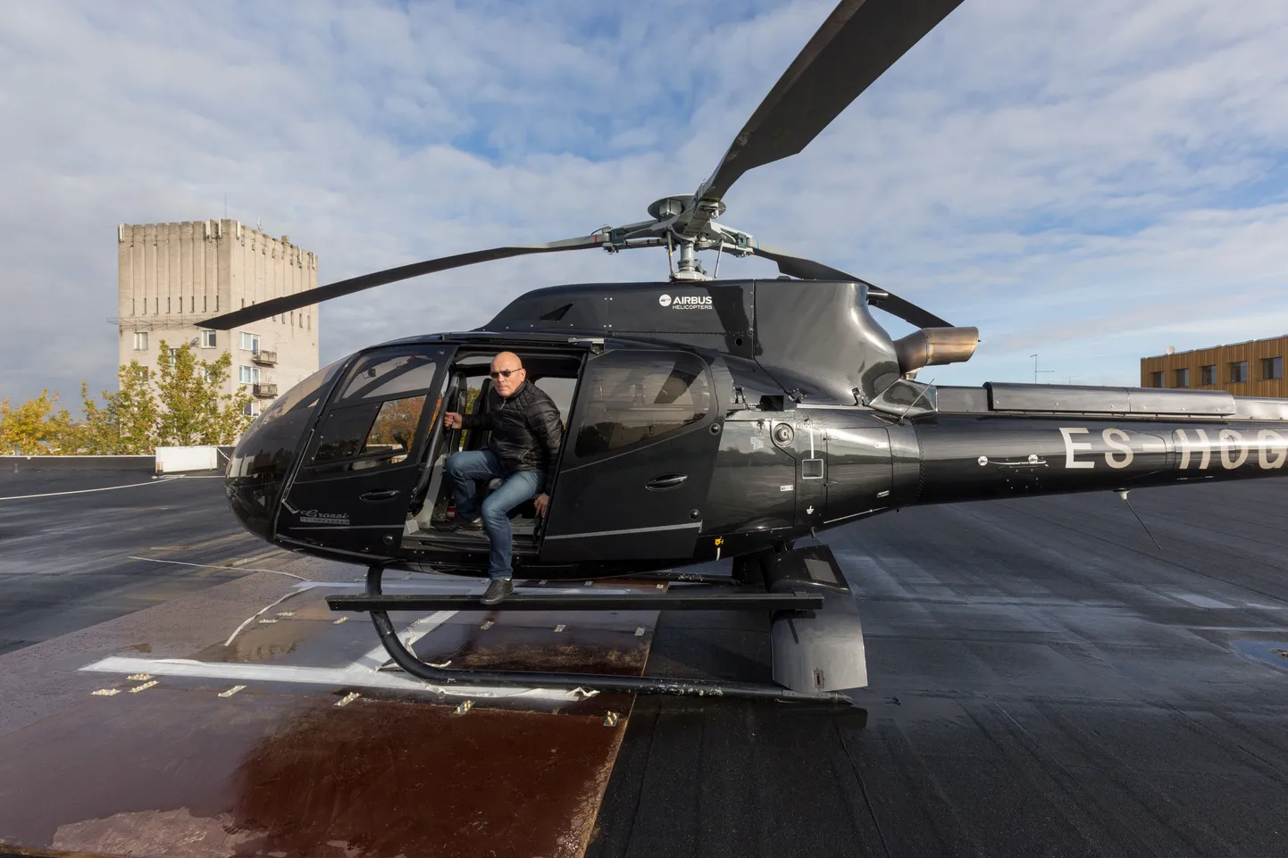 Oleg Gross väljub helikopterist.