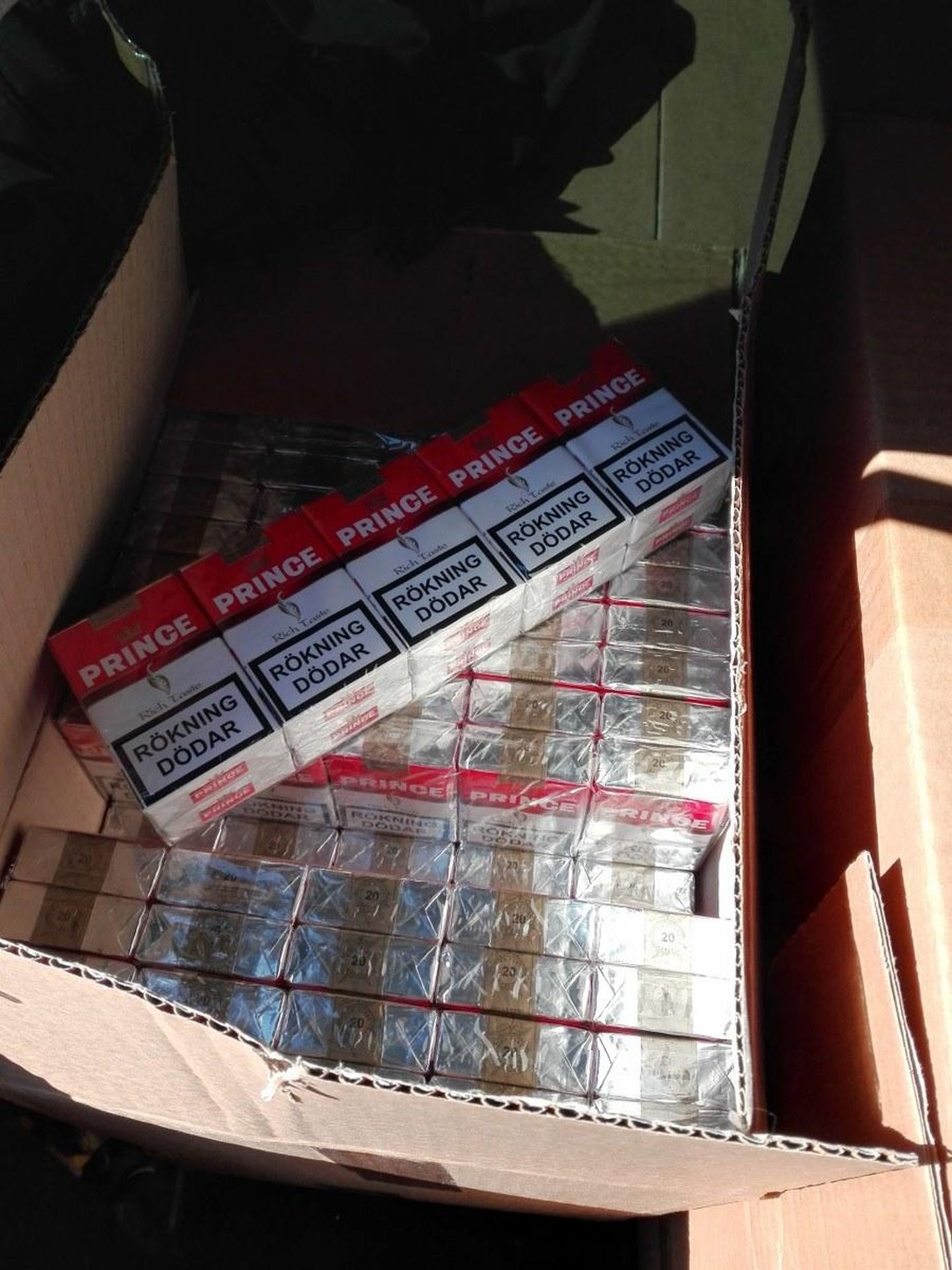 Aleksandri sõiduautost leiti kümme kasti illegaalseid sigarette.