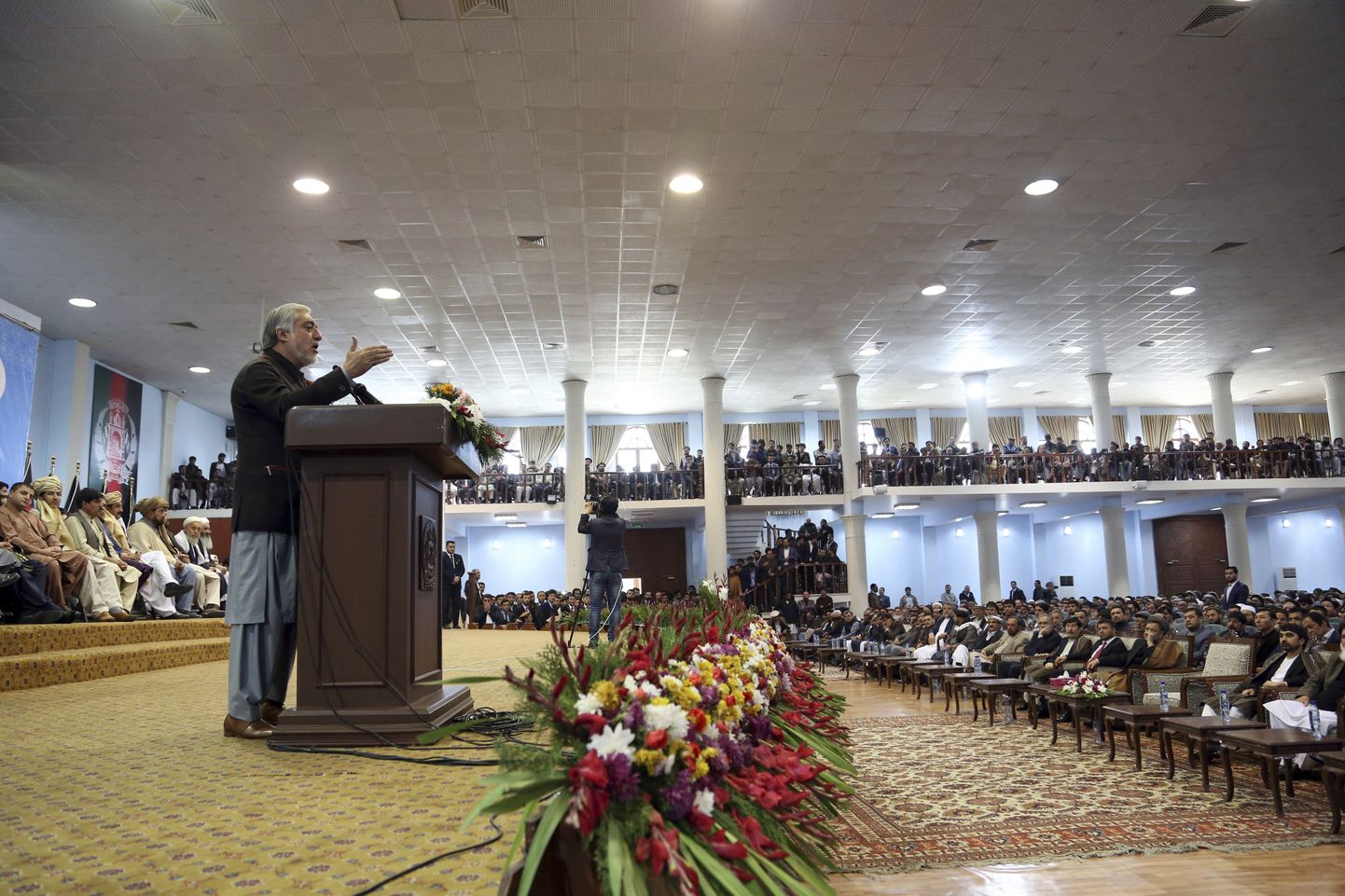 Abdullah Abdullah' oma toetajatele kõnet pidamas.