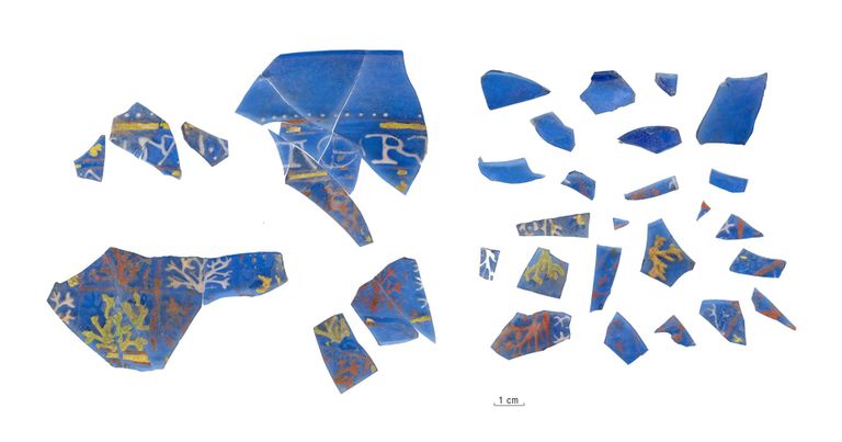 Läbipaistva klaasi kõrval on Vahemere regiooni klaasimeistrid teinud ka sinisest klaasist nõusid, millest lõviosa on leitud Saksamaa rannikulinnadest ja Rootsist. Eesti seni ainus sinisest klaasist emailpeekrileid pärineb Viljandi ordulinnusest.