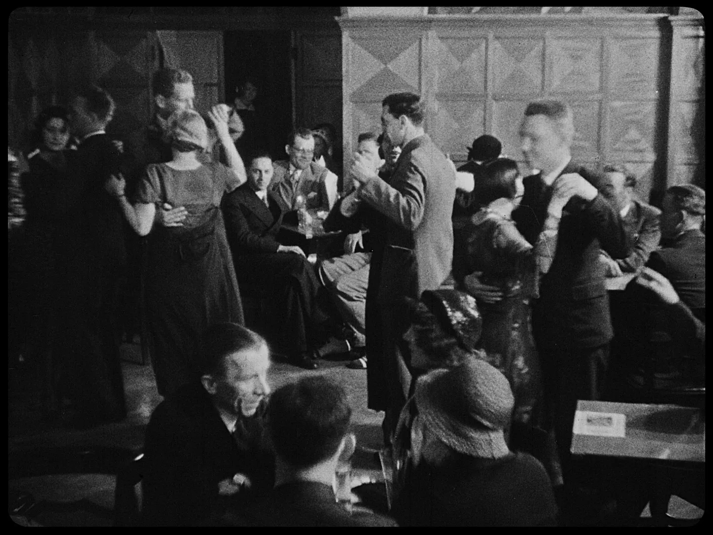 Theodor Lutsu filmis «Alma mater Tartuensis» näeb ka akadeemilise seltskonna seltsielu.