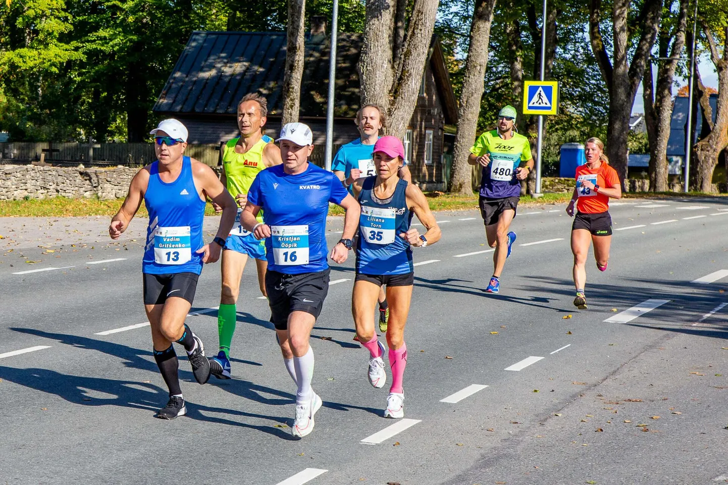 Türi jooksusõbrad Vadim Gritšenko (vasakult), Vello Lillipuu, Kristjan Ööpik ja Marek Salla ning nende tempos püsiv saarlane Liliana Torn kohtuvad sageli Eesti pikamaajooksudel. Nüüd on hea põhjus ka uudses jooksusarjas mõõtu võtta.