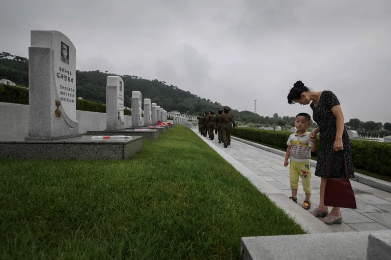 Inimesed Korea sõjas langenute, nn märtrite surnuaial Pyongyangis.