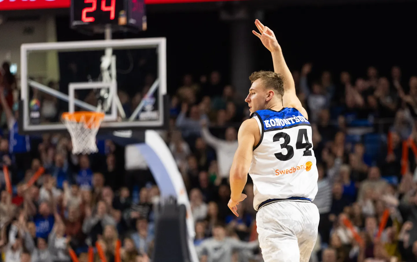 Kolmene kotis, kolm sõrme taeva poole!