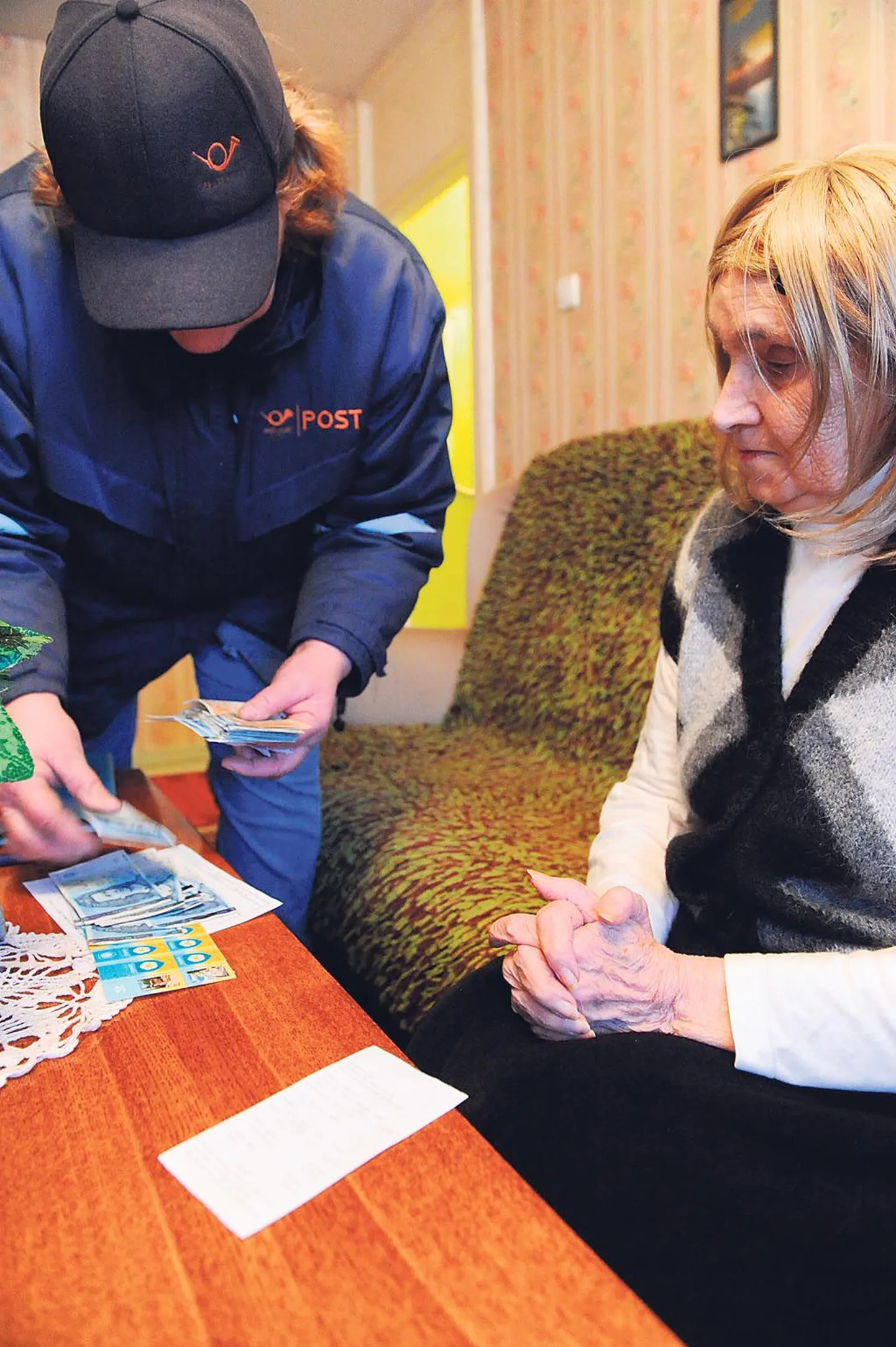 Kes soovib, et postiljon talle pensioni- või toetusraha koju tooks, peab uuest aastast selle teenuse eest maksma 4.60 eurot ehk senisest 14 krooni rohkem. Pärnumaal puudutab hinnatõus 1369 inimest.