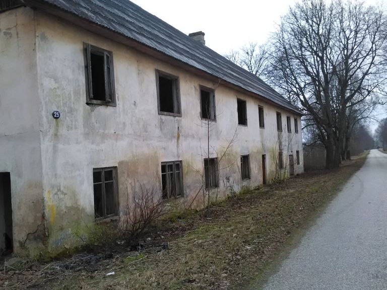 Võrumaal Rõuge vallas Matsi külas asuvat hoonet kasutatakse prügilana.