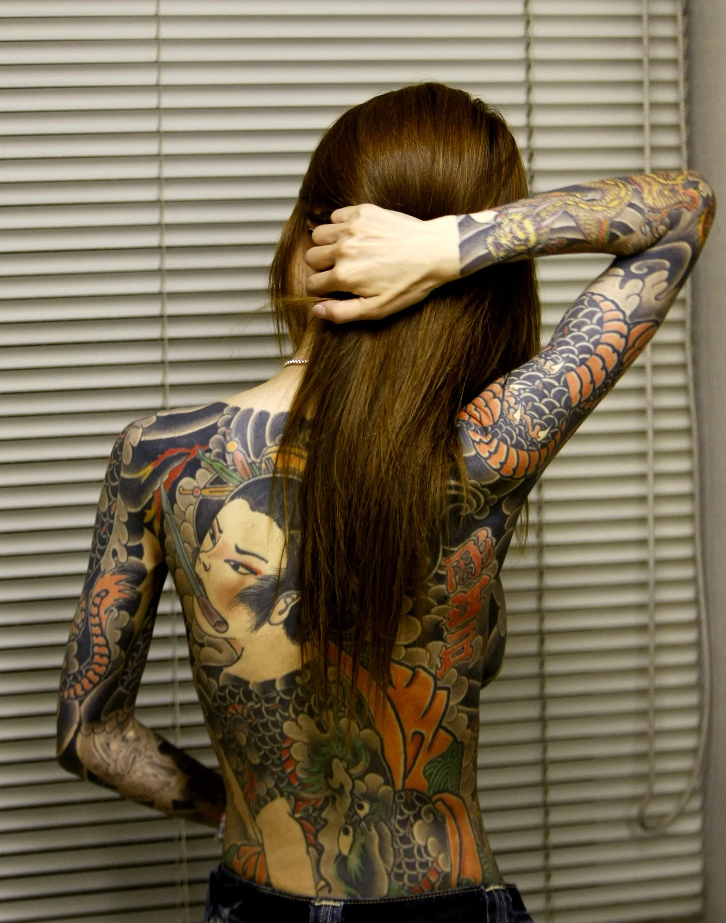 Shoko Tendo endise Yakuza liikme tütar demonstreerib oma tätoveeringuid.
