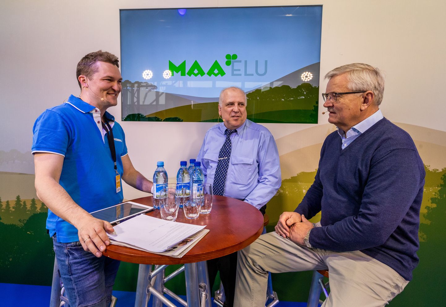 Maamessi telestuudios vastasid täna hommikul Lauri Hermanni(vasakul) küsimustele ametisse astuv maaeluminister Mart Järvik(keskel) ja ametist lahkuv minister Tarmo Tamm.