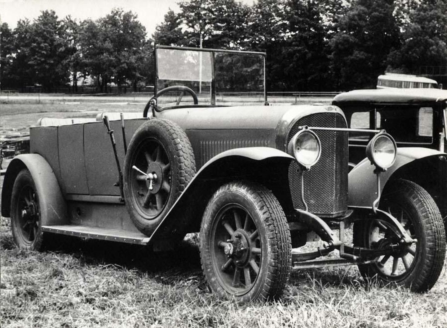 Millise autoga roolijoodik sõitis, leheloost ei selgu. Täiesti vabalt võis see näiteks olla niisugune 1920. aastate algupoolelt pärit Opel.