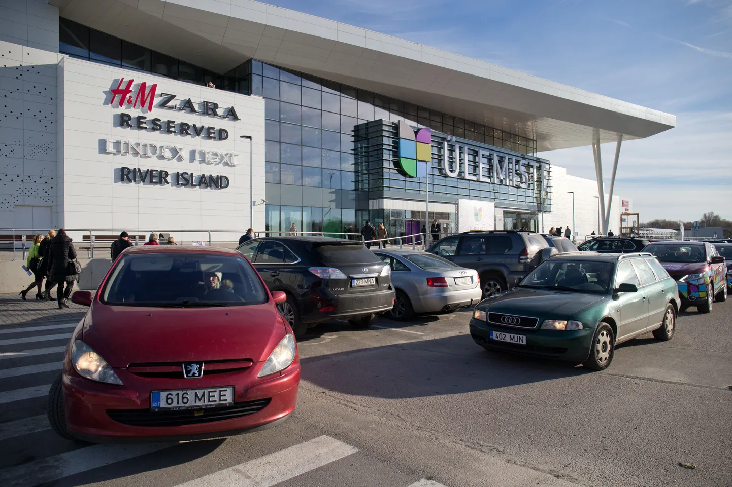 Autod vastavatud Ülemiste keskuse parklas.