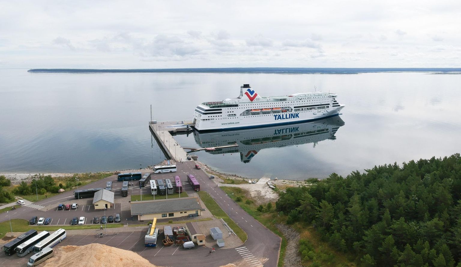 Tallinki reisilaev Victoria I Saaremaa süvasadamas. Ulatuslike piirangute tõttu on laevafirma pidanud kõvasti vangerdama.