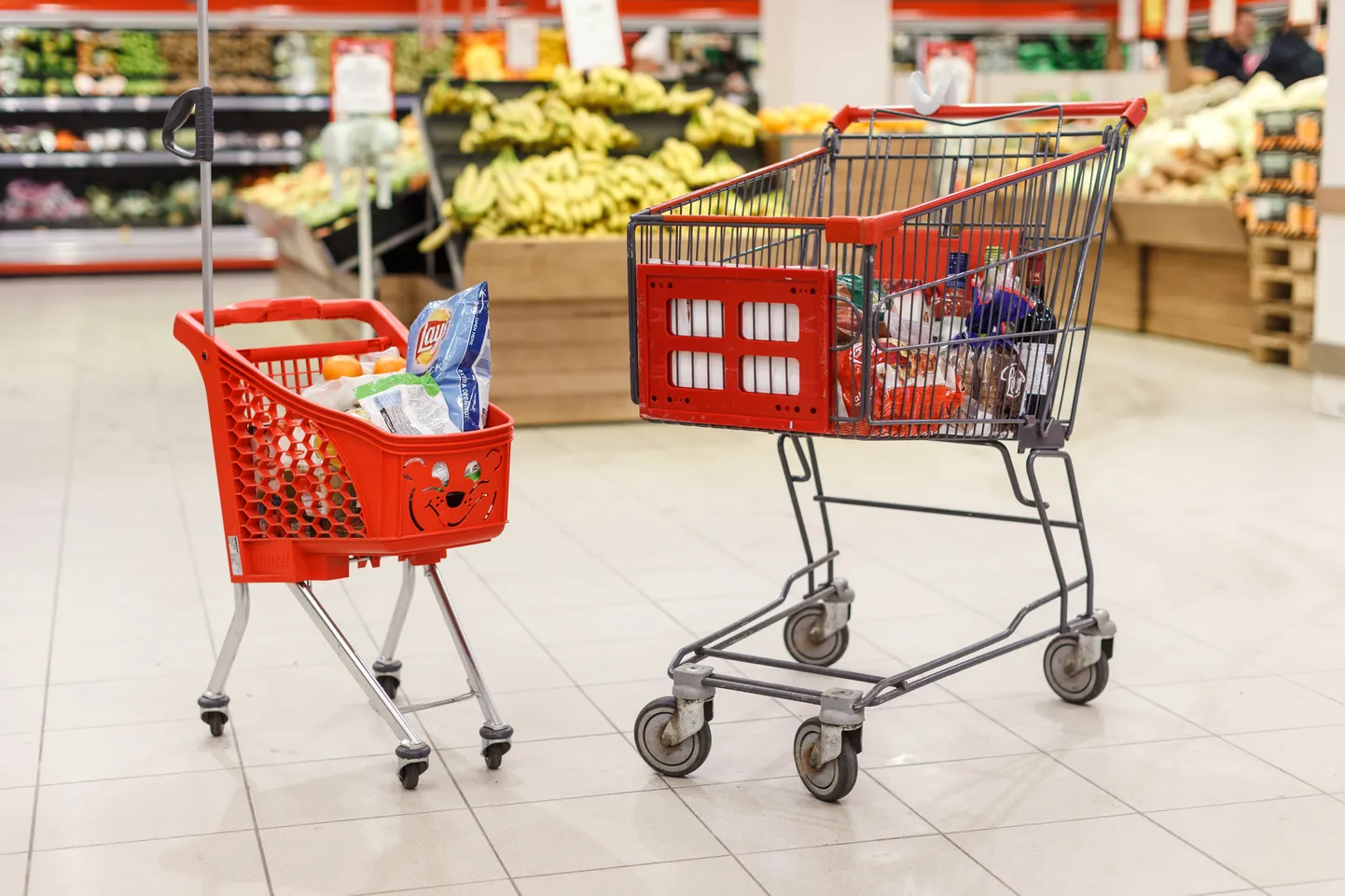 Продуктовые корзины (иллюстративное фото).