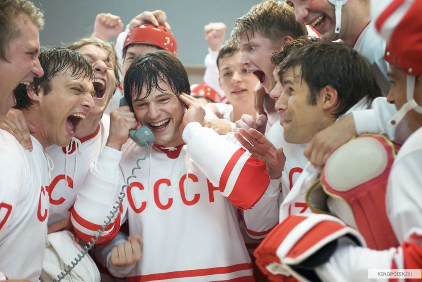 Võidukas CCCP ja hokilegend Valeri Harlamov (Danila Kozlovski, keskel), Vene löökfilmi «Legend nr 17» kangelased.
