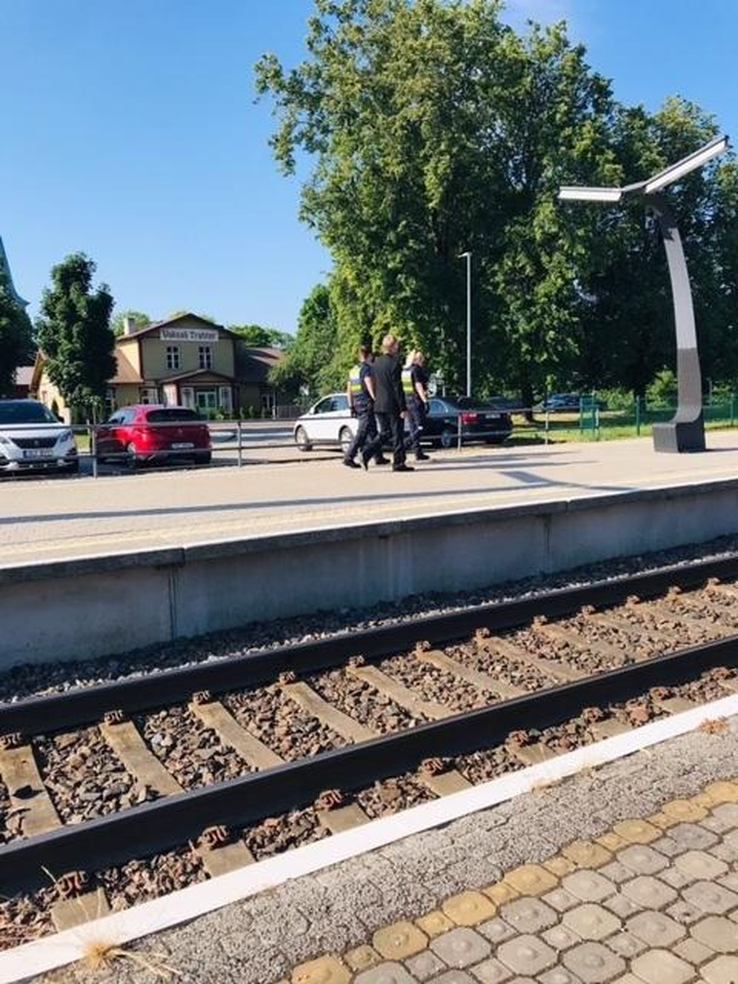 После беседы с полицейскими пассажир, устроивший ссору, добровольно сошел с поезда.