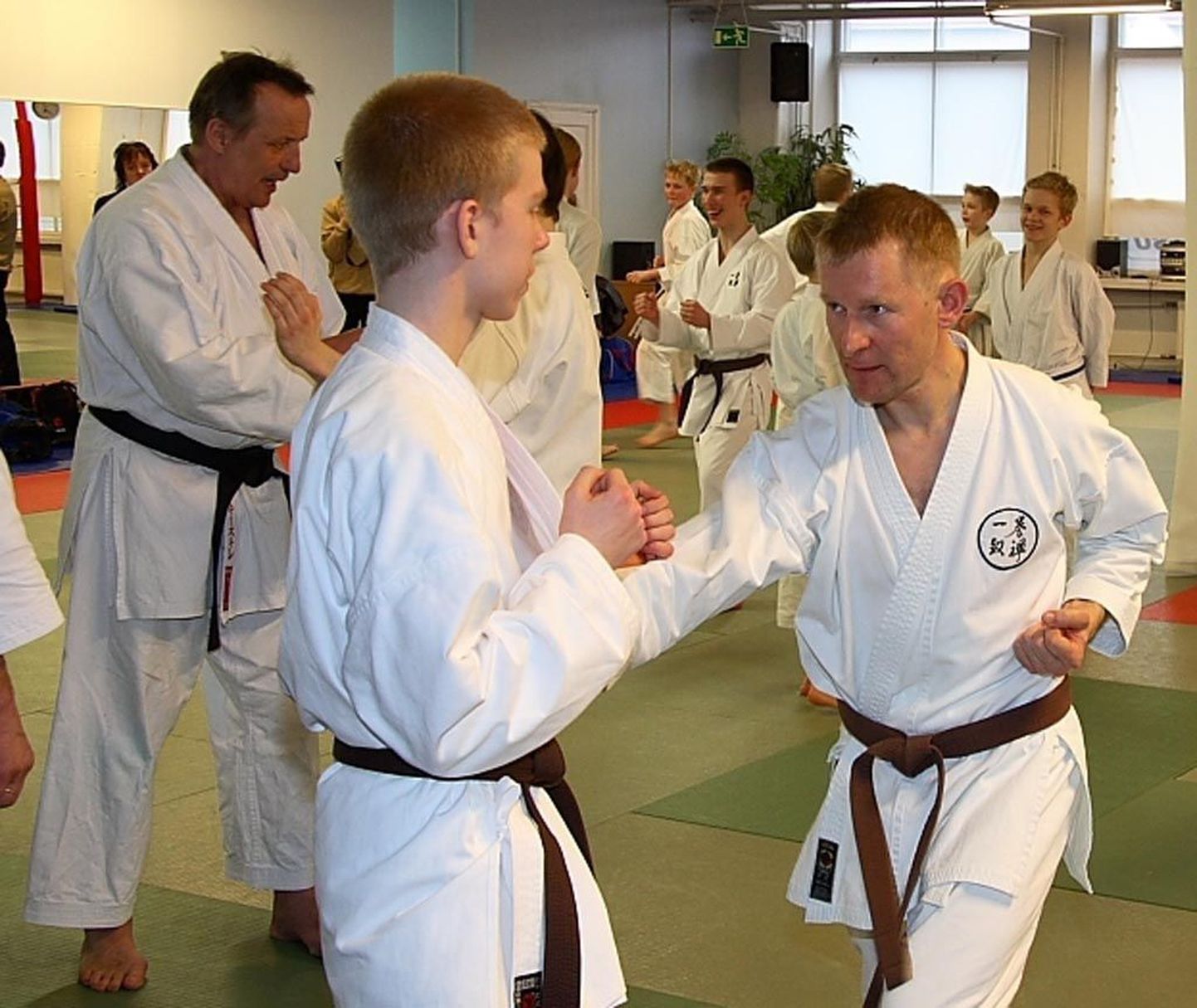 Karateklubi Zen president Valdur Maibach (paremal) treeningul harjutamas.