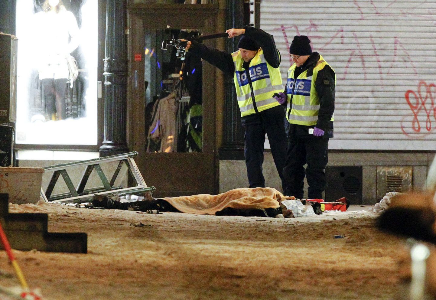 Politseieksperdid uurivad enesetaputerroristi surnukeha lähiümbrust Stockholmis.