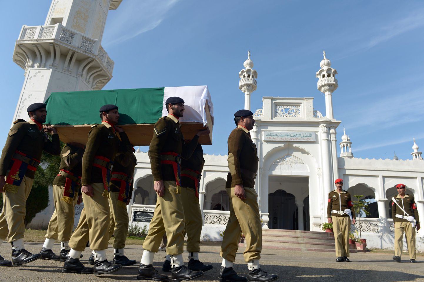 Pakistani sõdurid kannavad seerant  Mohyuddini kirstu. Väidetavalt tapsid India sõdurid pakistanlase Hotspringi sektoris Battalis, mis jääb Pakistani kontrolli all olevasse Kashimiri osasse.