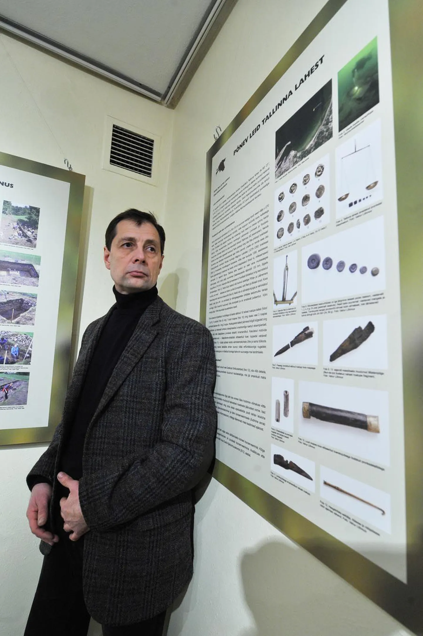 Tallinna lahest 13. sajandi väikekaupmehe varustuse leidnud Andrei Ossiptšuk oma leidu tutvustava stendi ees Tallinna Ülikooli ajaloo instituudis.
