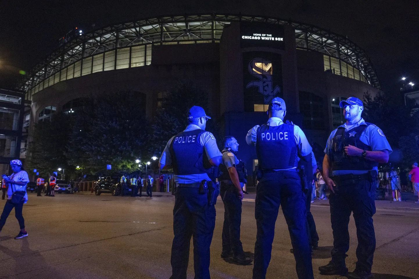 Politseinikud Chicago White Soxi kodustaadioni juures, kus toimus pesapallimängu ajal tulistamine.