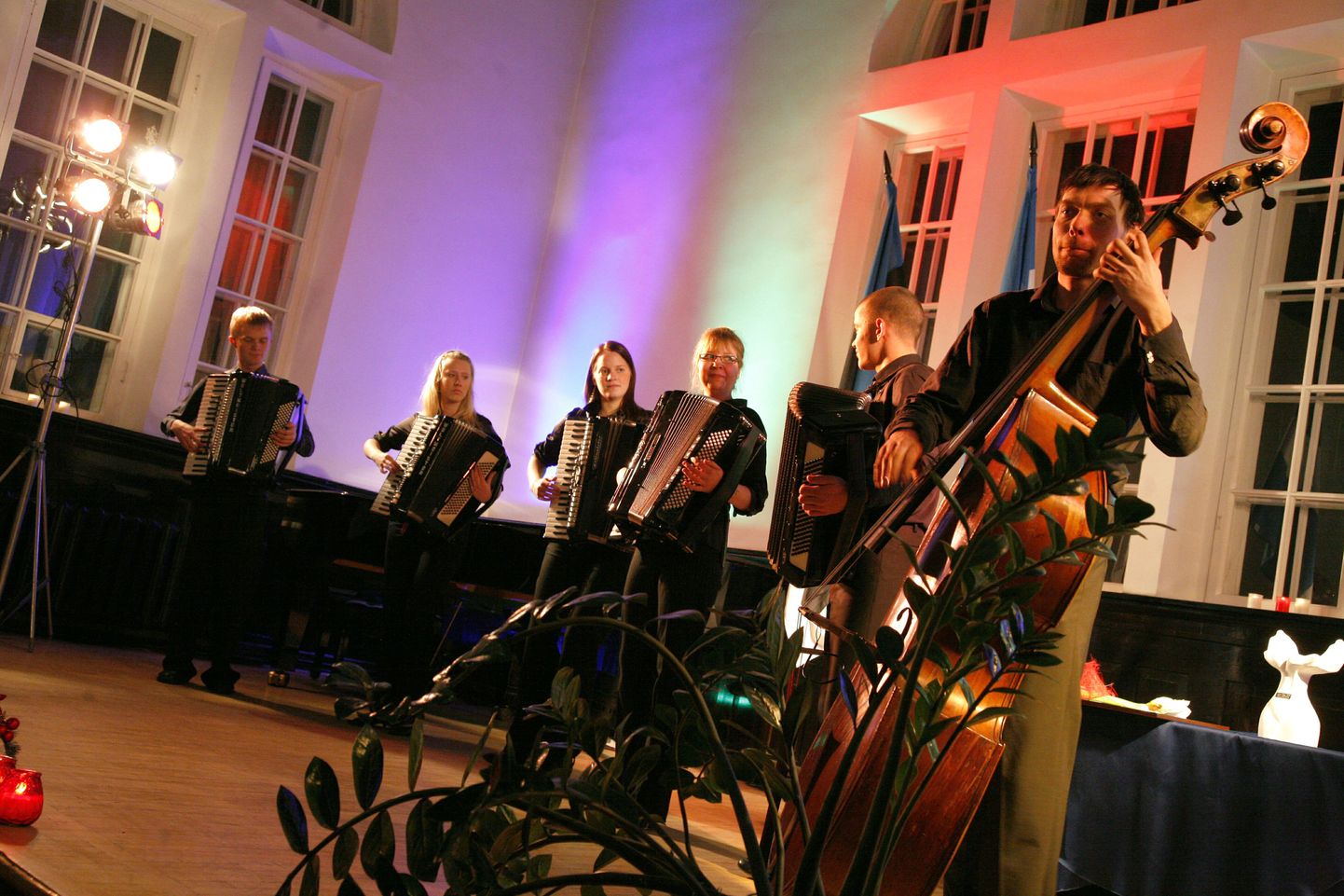 Muusikalist meeleolu jagas pidulikul vastuvõtul Pärnu Kunstide maja akordionistide ansambel.