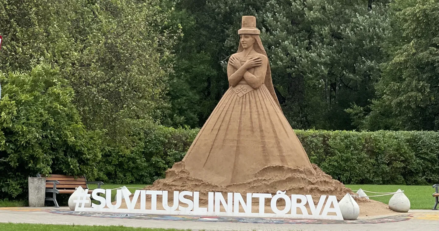 Скульптура Элины Нечаевой в Тырва.