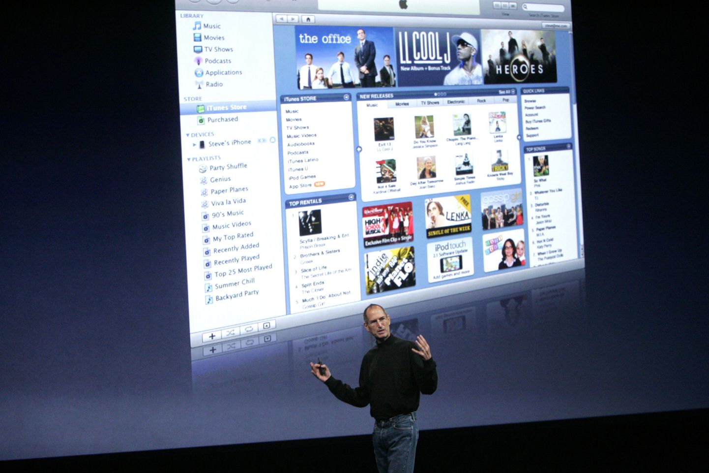 Apple'i endine juht Steve Jobs tutvustamas iTunes Store'i.