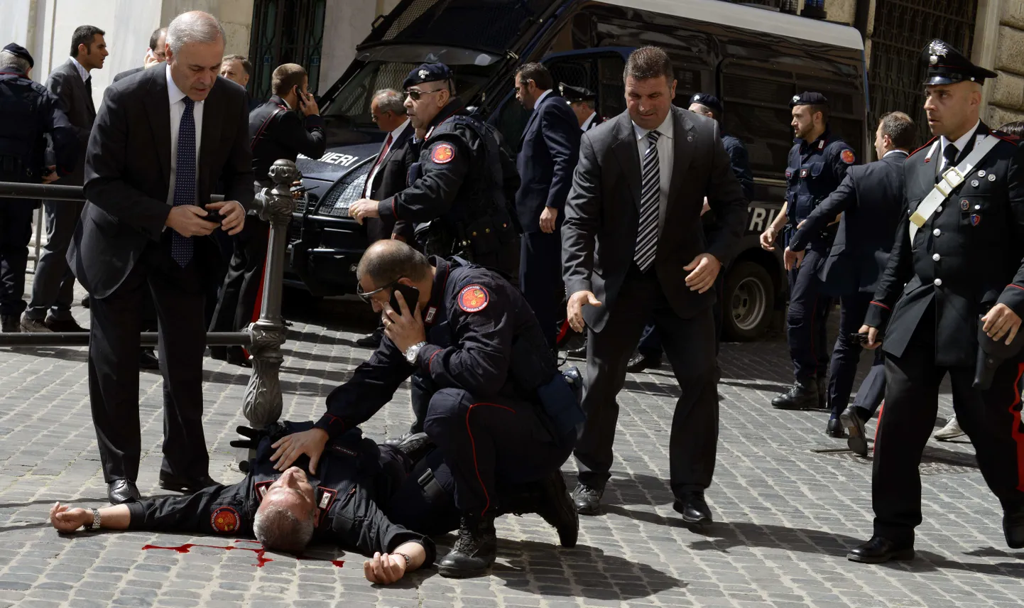 Politseinikud haavata saanud kaaslase juures Roomas.