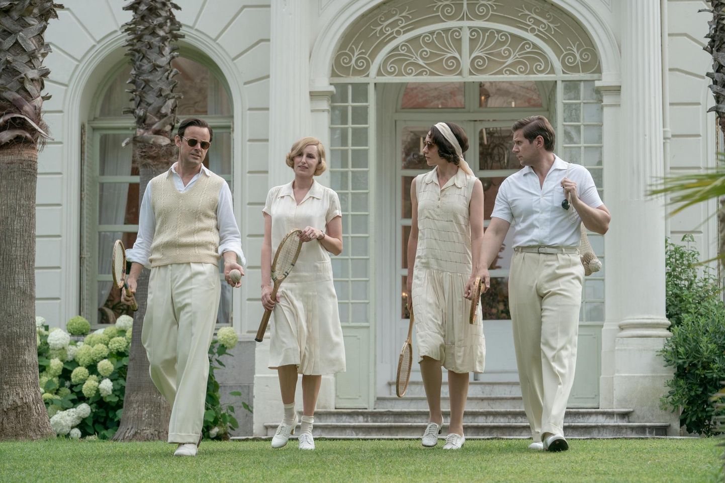 Filmi «Downton Abbey: uus ajajärk» noorem põlvkond Prantsusmaa suve nautimas.