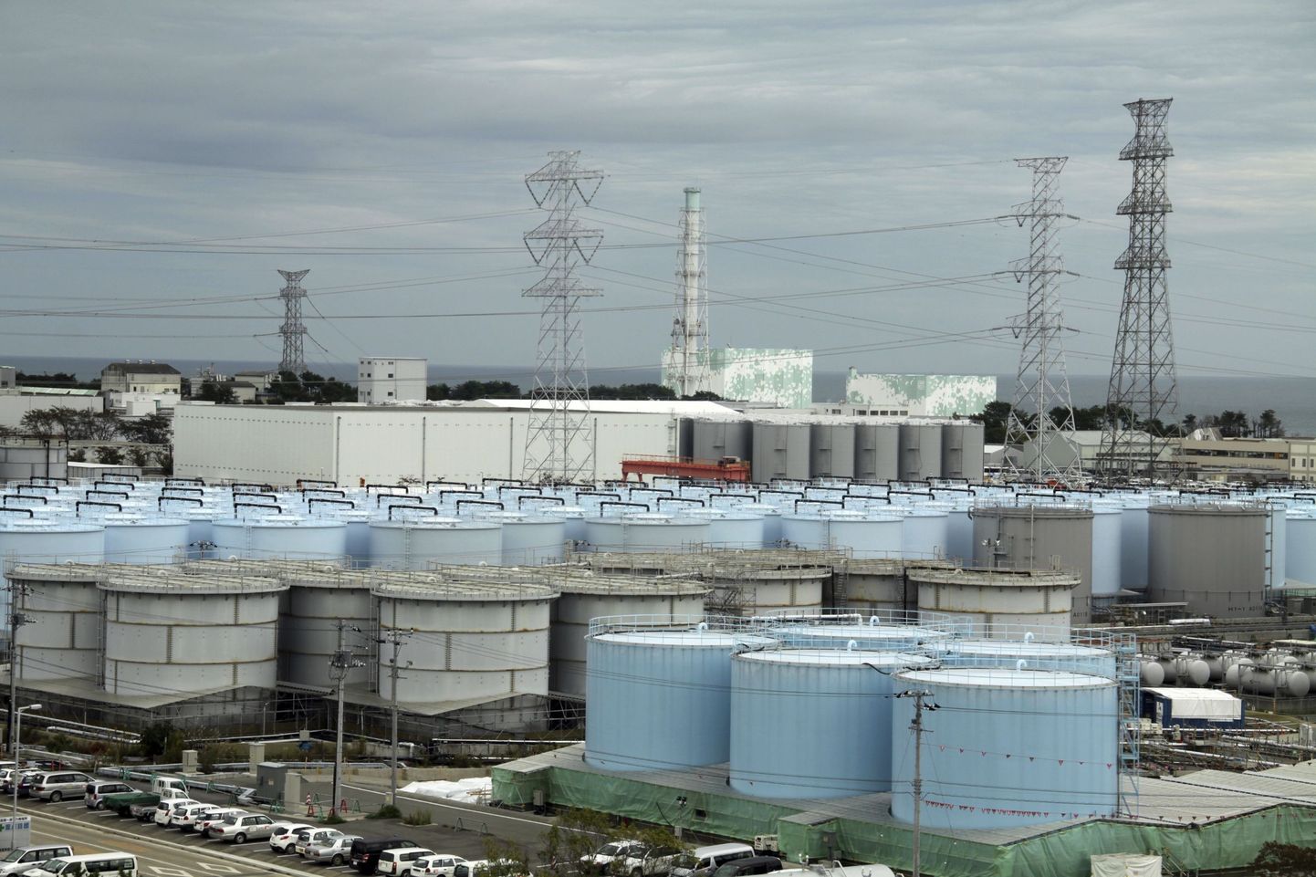 Резервуары с радиоактивной водой с АЭС "Фукусима".