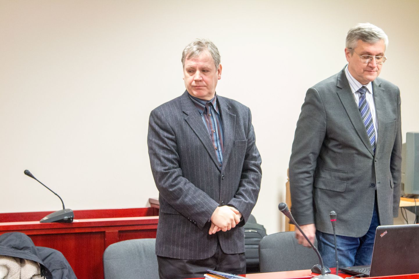 Endine Puka vallavanem Heikki Kadaja (vasakul) ja tema advokaat Kalju Kutsar esimese kohtuastme istungil Valga kohtumajas.