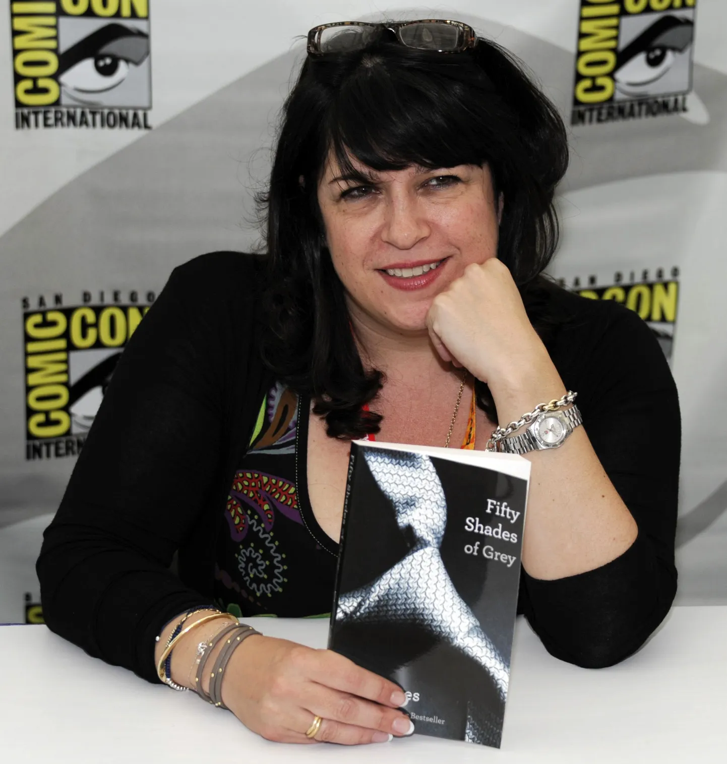 E. L. James oma raamatuga «Viiskümmend halli varjundit»