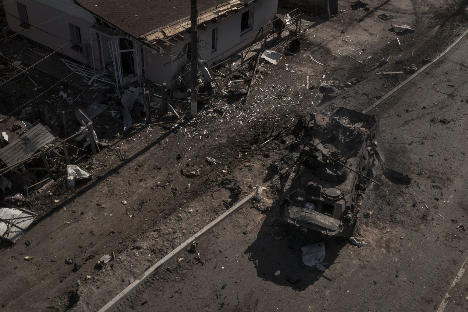 Droonifoto Ukraina armee poolt hävitatud Vene tankist Kiievist põhja jäävas Brovaris 12. märtsil 2022