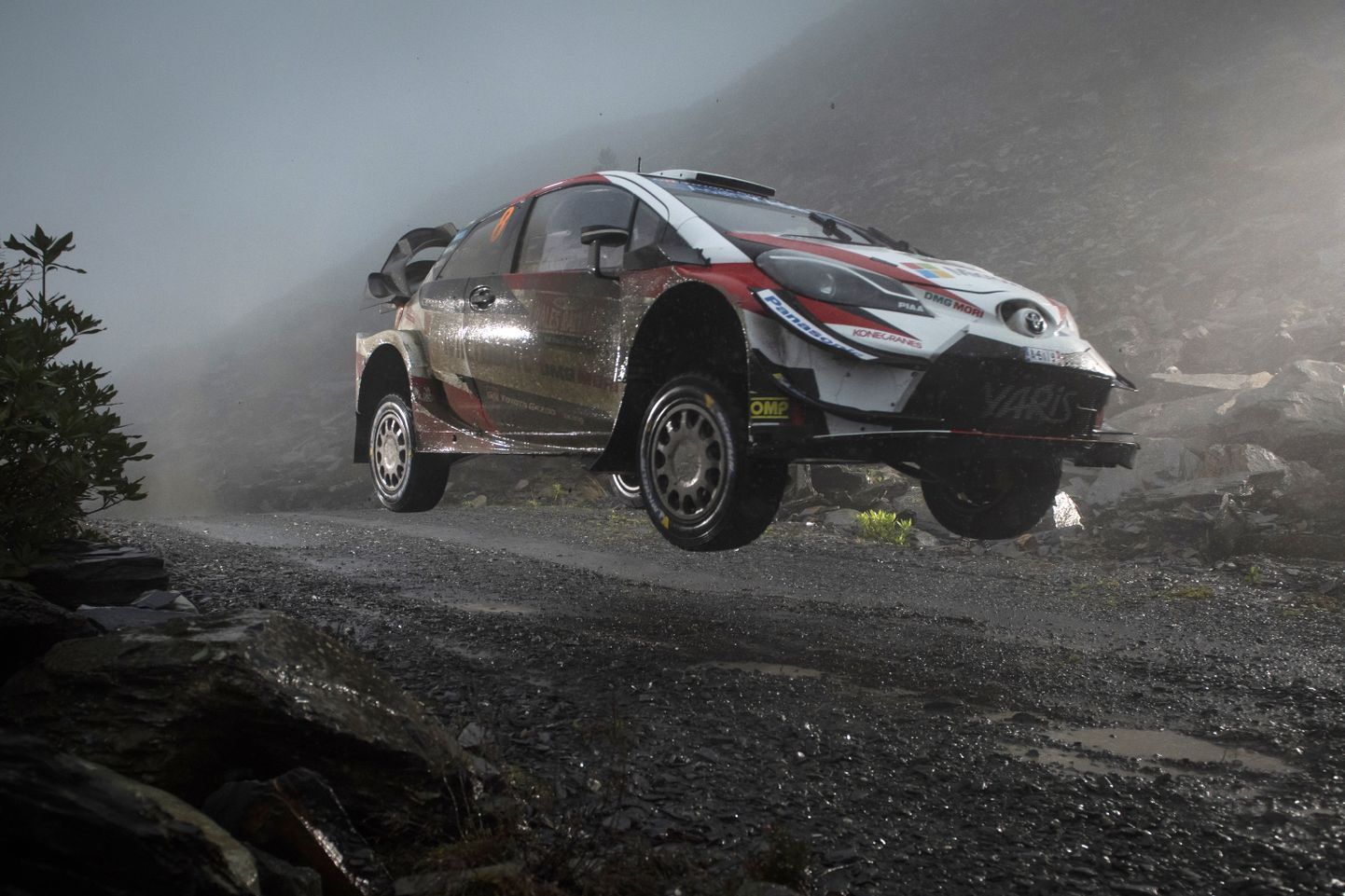 Toyota Yaris WRC-auto porisel Walesi rallil.