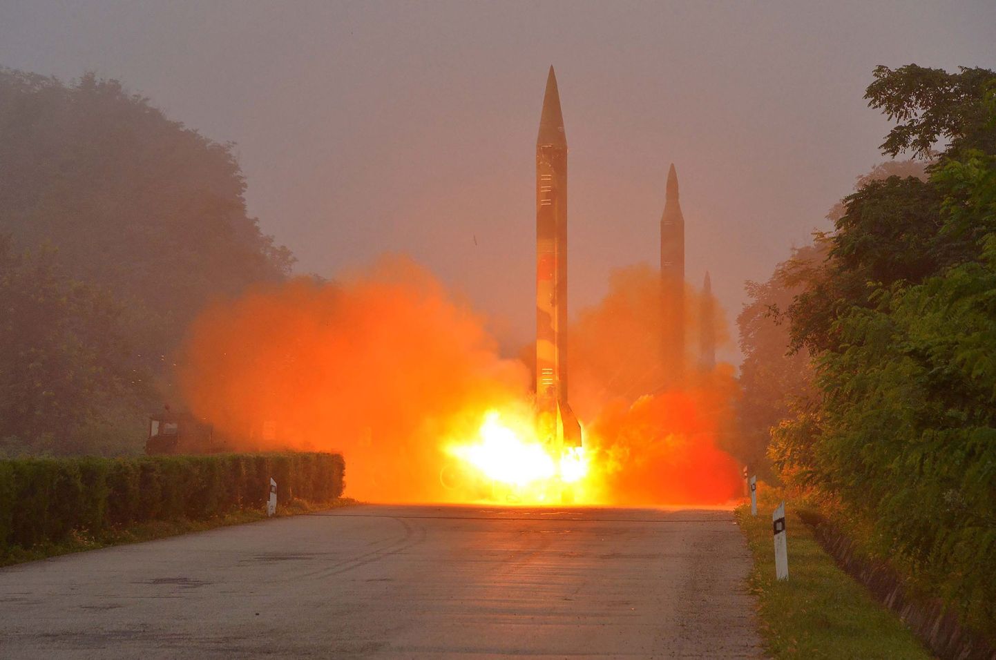 Põhja-Korea meedias juulikuus avaldatud foto raketistardist.