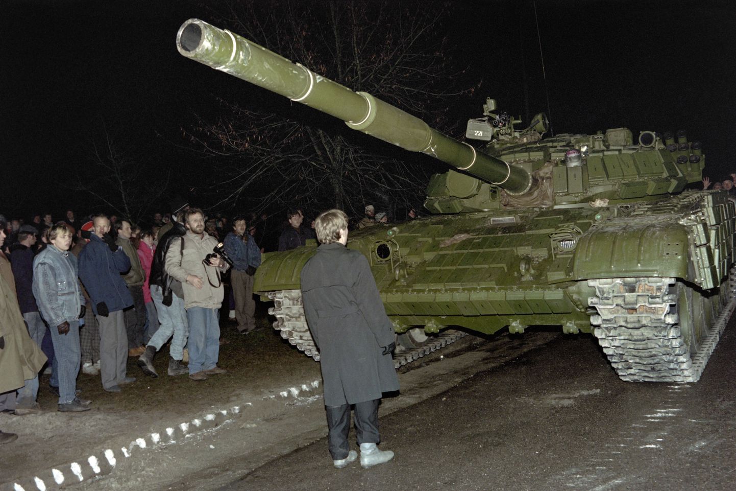 Meeleavaldaja 1991. aasta 13. jaanuaril Vilniuse teletorni kaitsmisel Nõukogude tanki vastas.