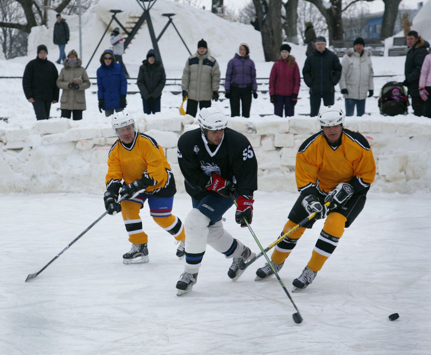 Pärnu meeskond (kollases) sai jääfestivali hokisoul esikoha.