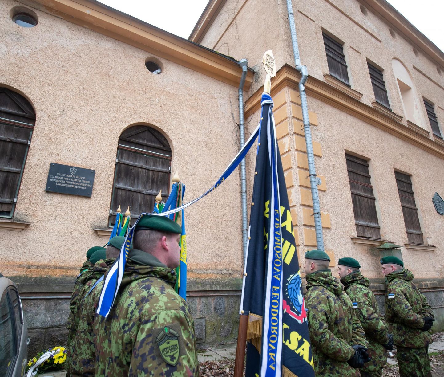 Scoutspataljoni esindajad asetasid Viljandi mõisa seinal oleva mälestustahvli juurde pärja.