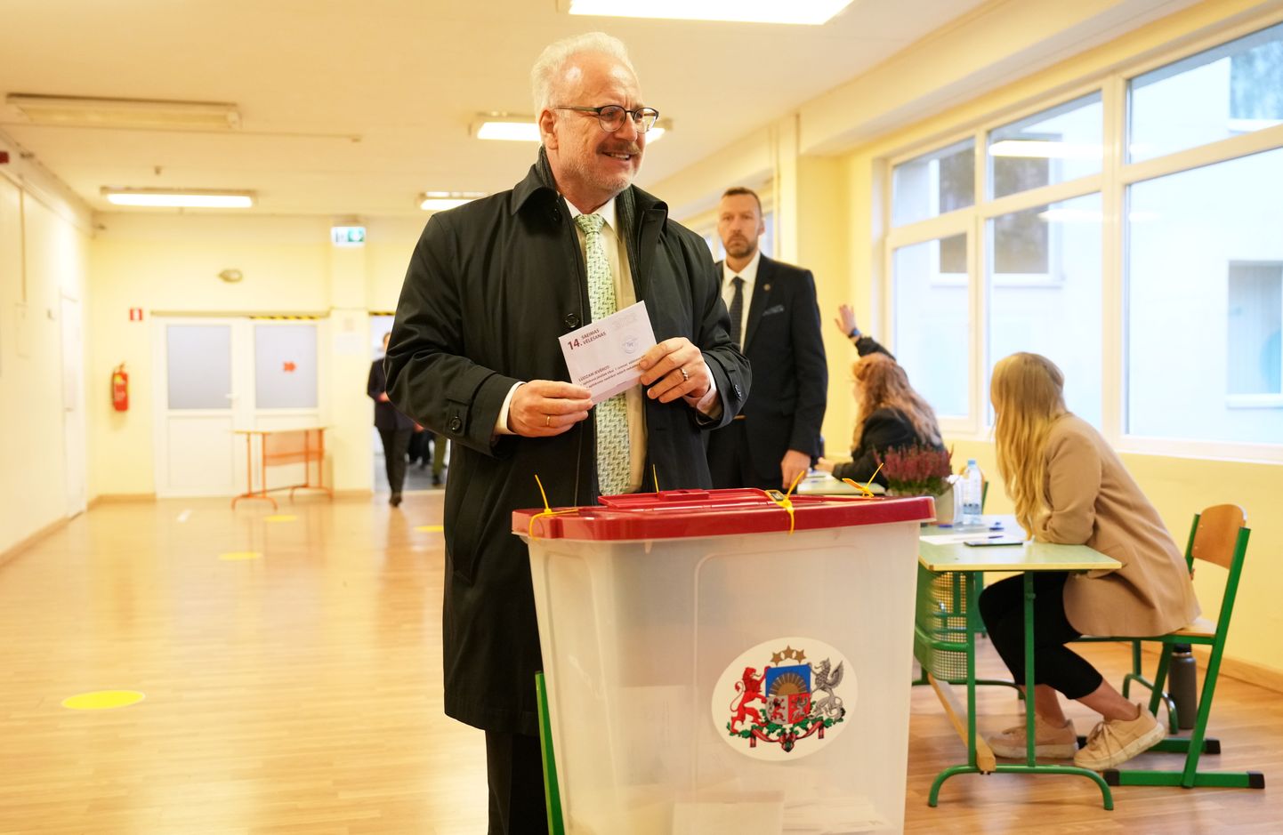 Valsts prezidents Egils Levits nodod balsi 14. Saeimas vēlēšanās 104. vēlēšanu iecirknī Rīgas Purvciema vidusskolā.