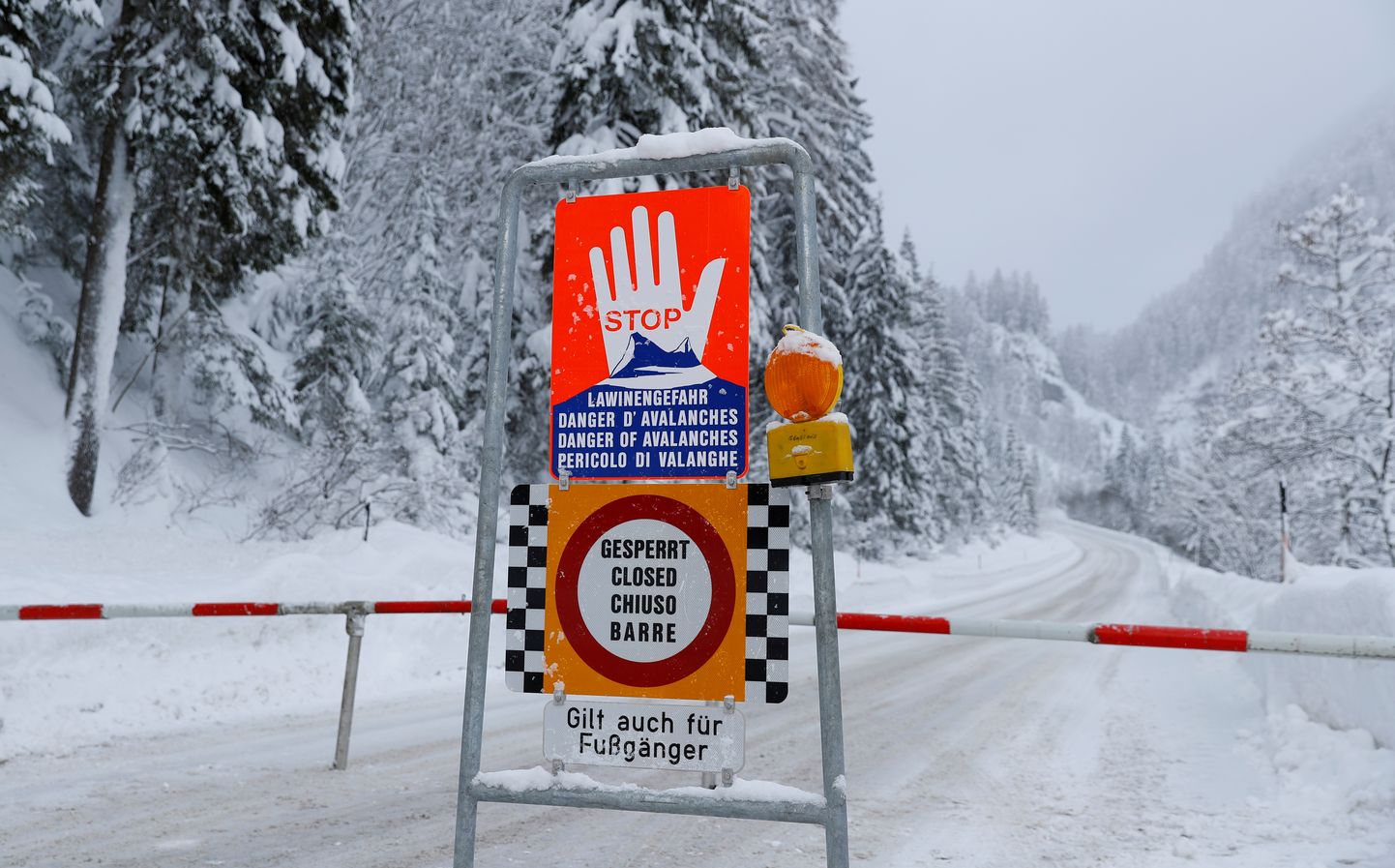 Laviiniohust teatav märk Obertauernis Austrias sel nädalal. Riigis on sadanud maha erakordselt paks lumi.