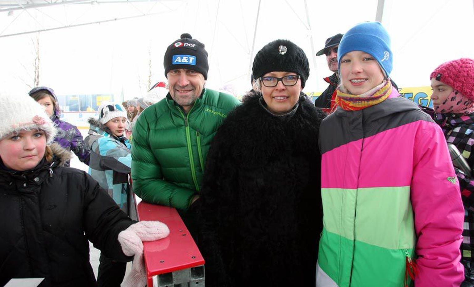 Rebeca Lotta Aasmäe (paremal) kohtus Evelin Ilvese ja Allar Levandiga Viljandi jäähallis.