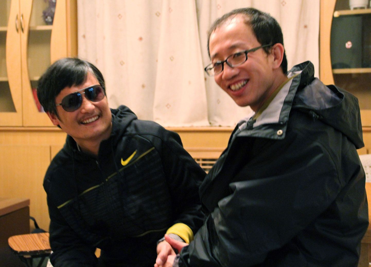 Aprilli lõpus tehtud fotol on näha Hiina dissidente Hu Jiad(paremal)ning koduarestist põgenenud Chen Guangcheng.