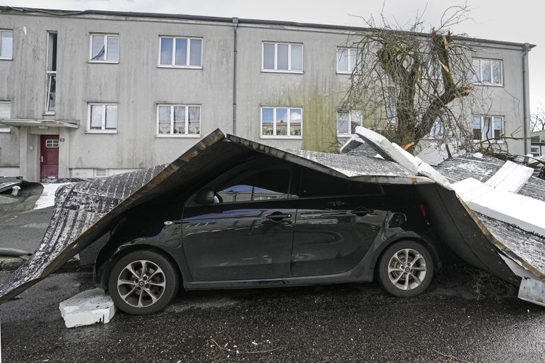 Suur tuul tekitab palju pahandust. Kortermaja katus on lennanud auto peale. Gelsenkirchen, Saksamaa, 17. veebruar 2022. 