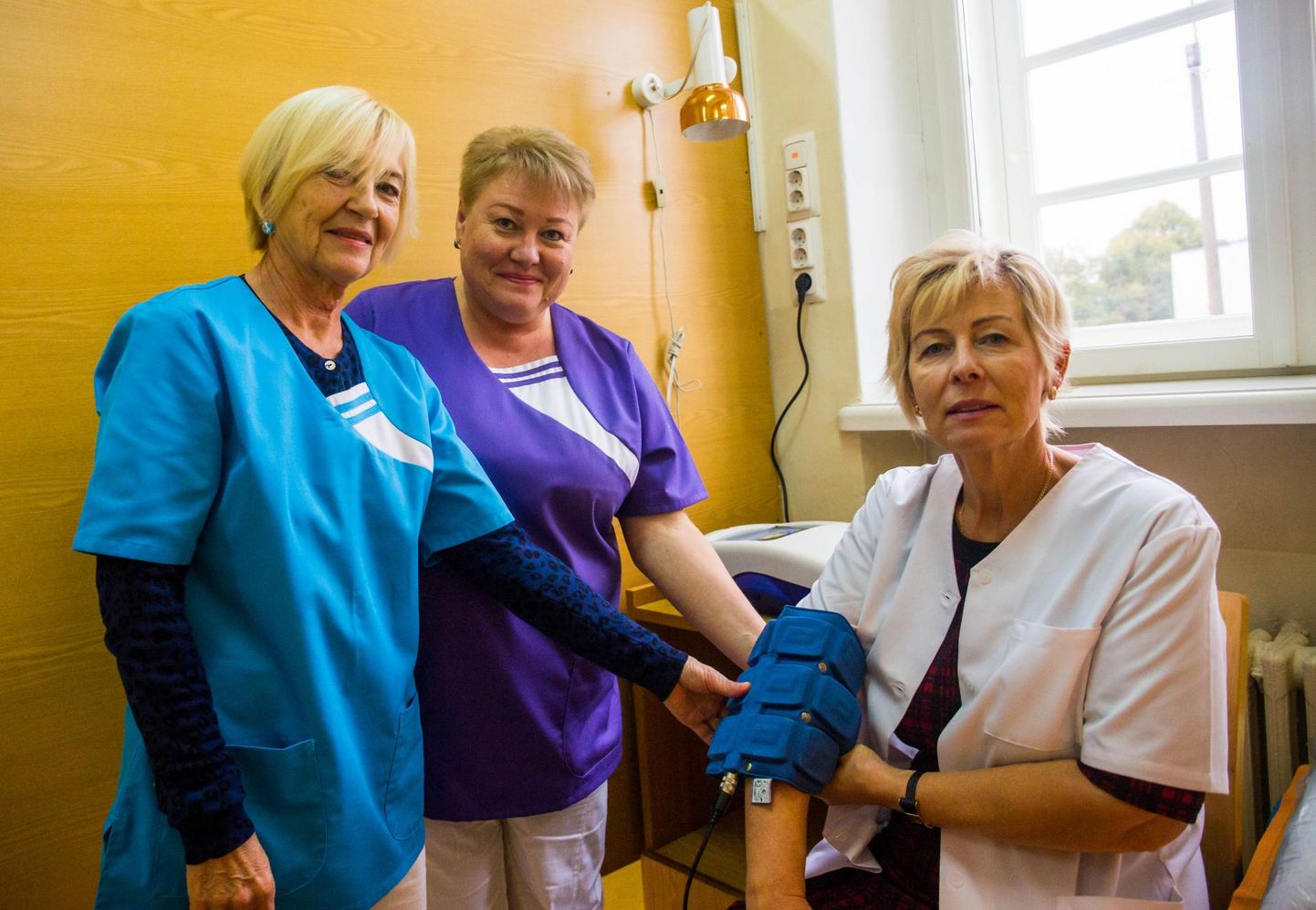 Aparaadi saabudes oli patsientide vastuvõtt selleks päevaks lõppenud ja taastusraviõde Eha Kadaja (vasakult), taastusravi juhtivõde Leena Nikolenko ja Anu Kruusimägi katsetasid seadet enda peal.