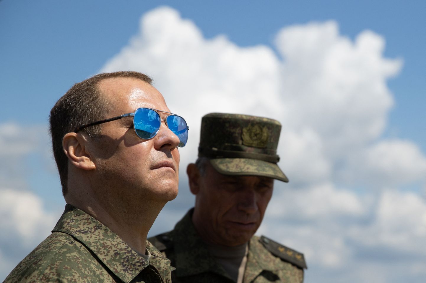 Venemaa julgeolekunõukogu aseesimees Dmitri Medvedev 14. juulil 2023 Siberis Orenburgis jälgimas sõjalisi õppusi