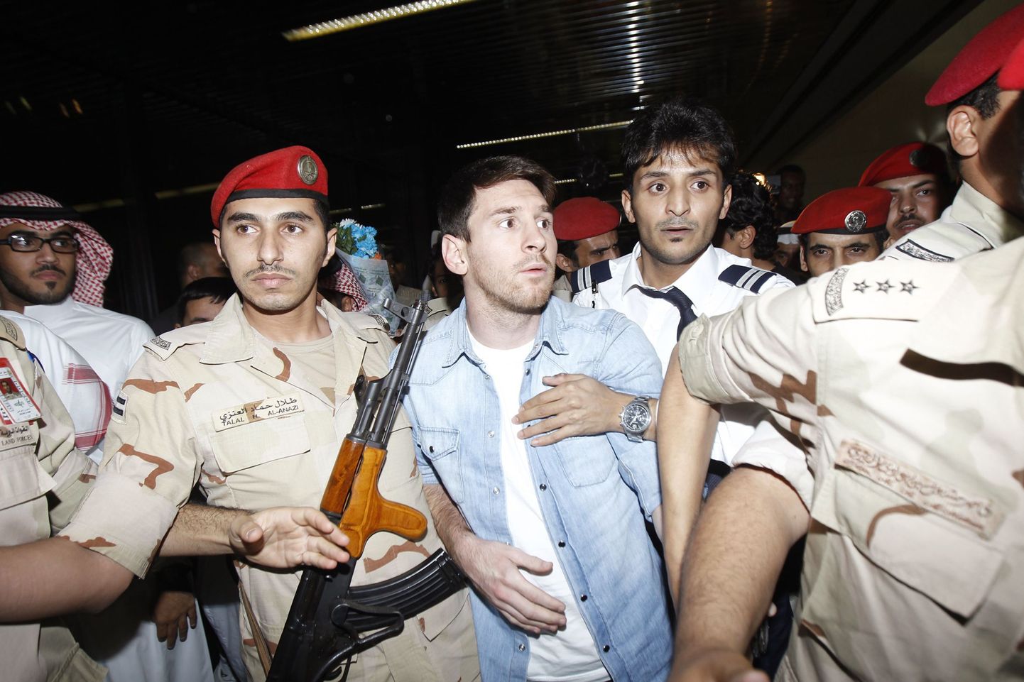 Lionel Messi (keskel) pärast Saudi Araabiasse saabumist.