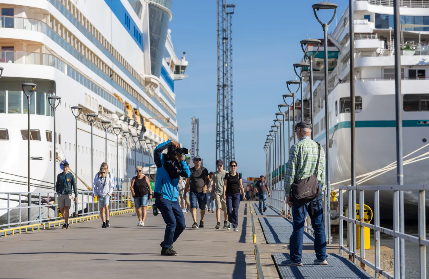 Turistid Tallinna kruiisisadamas.